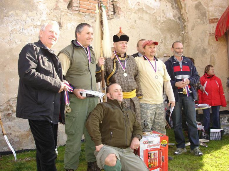 Cílové foto hrdých PVIQ60. Z leva zámecký pán Jelínek, pan Ishi, Mýša, Miki, emeritní ministr Schling, v popředí Mr. President s